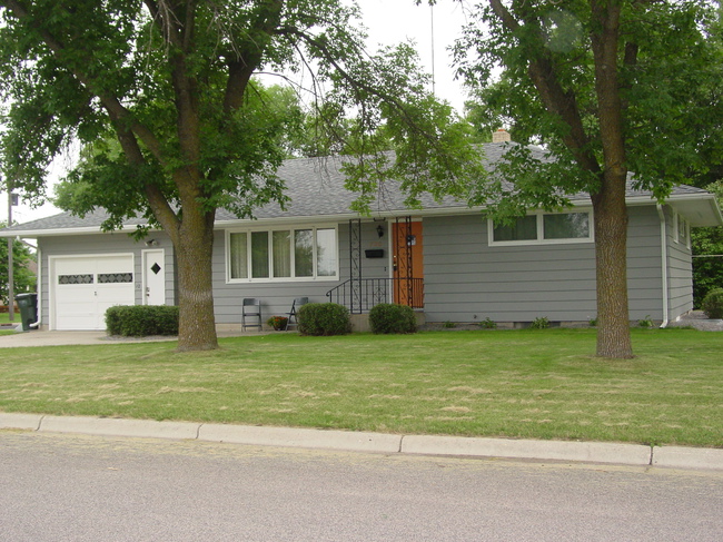 720 Main Street W