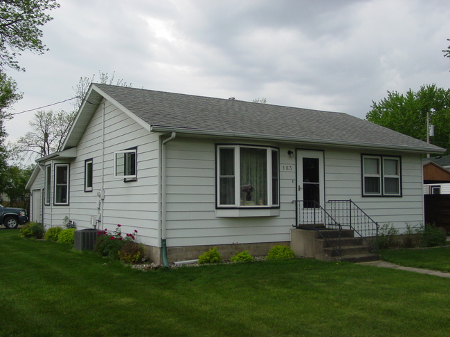 163 Rails Ave W