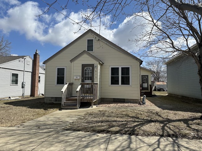 415 Koronis Ave